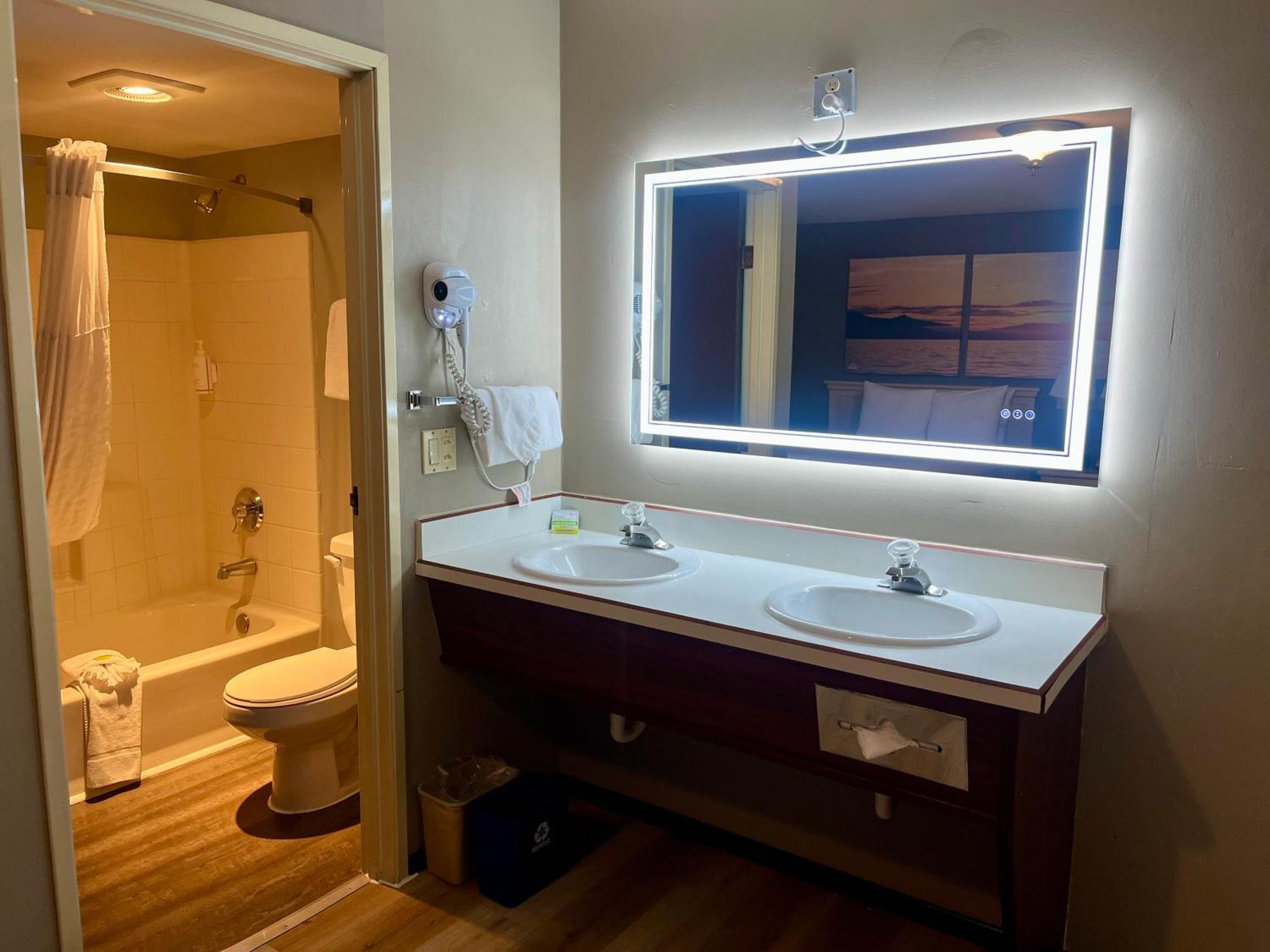 Days Inn By Wyndham Seatac Airport Zewnętrze zdjęcie